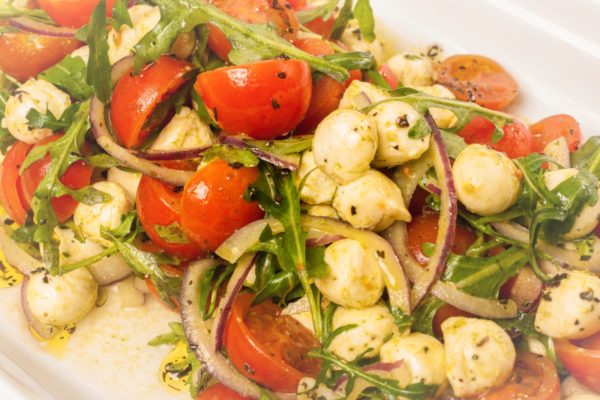 mozzarella og tómat salat
